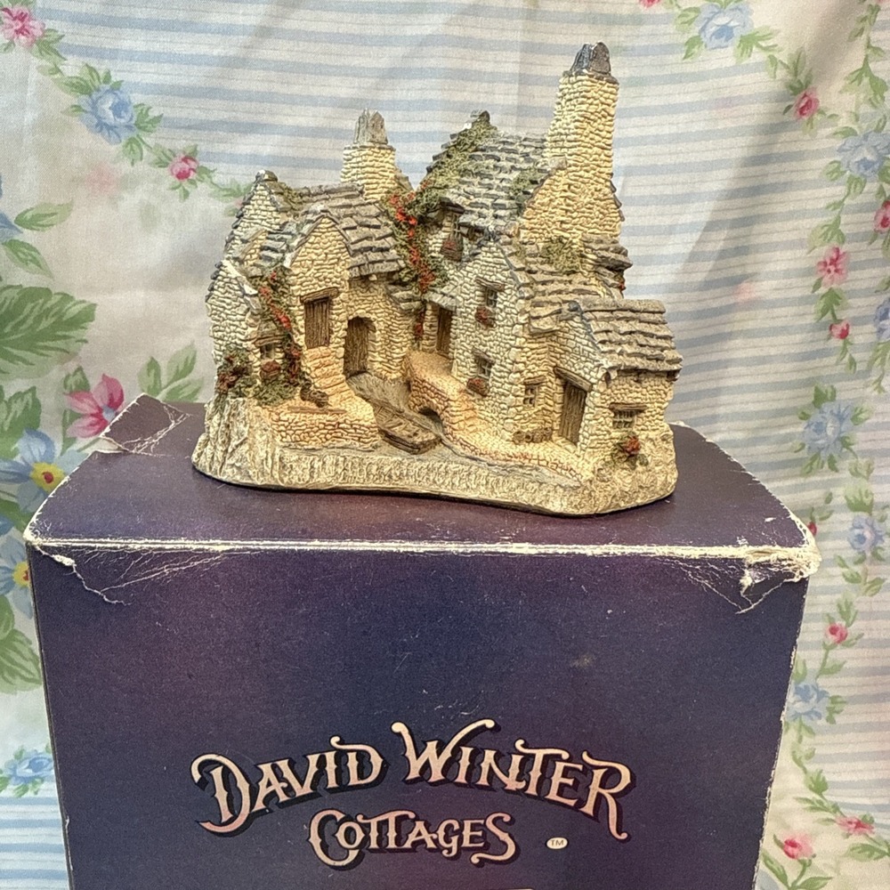 David Winter Cottages "The Fisherman's Wharf" 1983 Hand painted 4" Figurine